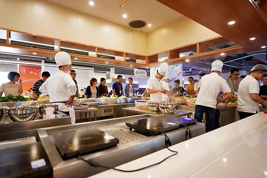 揭秘大公司食堂:京东美食城 阿里未来餐厅 网易猪厂