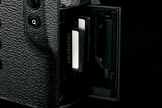 富士GFX 50R存储卡槽