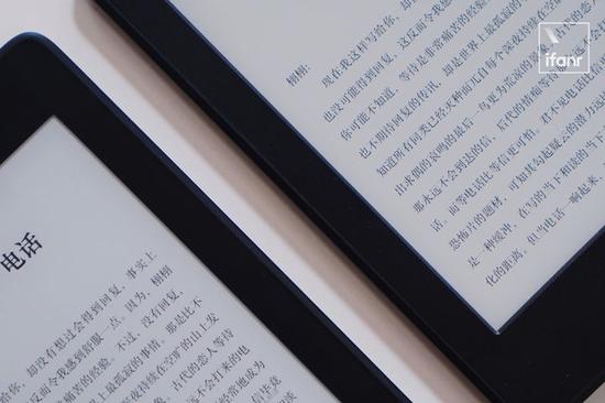 ▲ 左边为新款 Kindle PaperWhite，右边为旧款 Kindle PaperWhite