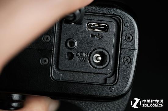 机身底部DC电源接口，Type C USB数据接口