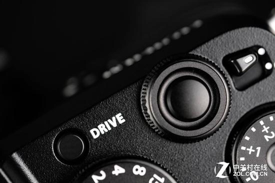 机身前拨轮与快门按键集成