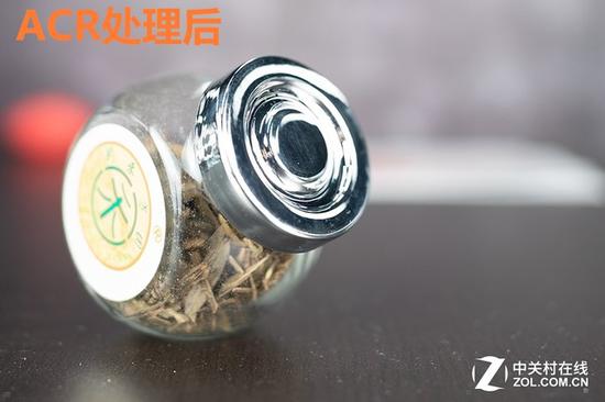 镜头的紫边/绿边非常规则，因此后期很好解决