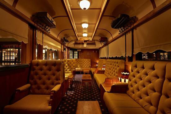 the society of exploration酒吧火车厢内部