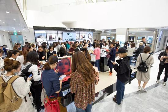 韩国乐天免税店里的中国游客。 图 / 网络