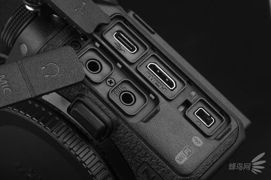 机身左侧面尼康z6的机身侧面是收音,监听,hdmi和type-c,快门线接口,并