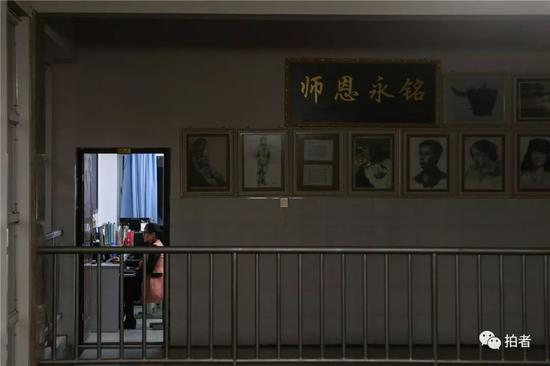 △ 2018年12月19日,禄劝一中,晚自习期间,先生在办公室里学习成都七中先生的课件。