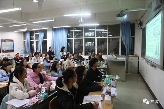 △ 门生被成都七中课堂上诙谐地对答逗得哈哈大乐。