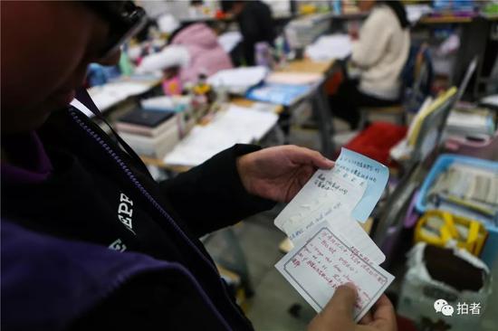 △ 同学们将夜晚看成都七中英语课视频中不懂的题目写在纸条上交给课代外,由课代外转交给英语先生。