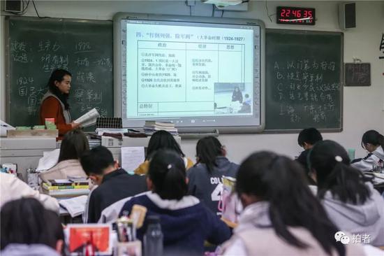 △ 2018年12月18日,禄劝一中,晚自习上,历史先生正跟着白天成都七中的教学视频给行家讲题。