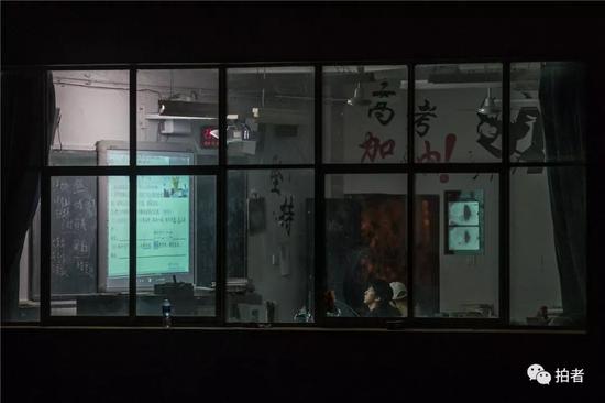 △ 2018年12月18日,禄劝一中,晚自习终结后,同学们都不息脱离教室,高三文科培优班的耿添寿还在“添班”学习成都七中的长途课程。
