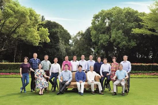 华为高管团队合影，前排左一为孟晚舟，后排左五为任正非