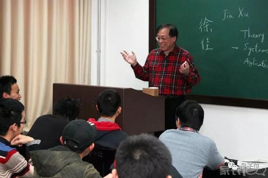 他是清华姚班首届毕业生、17科满分神奇,斩获斯隆奖