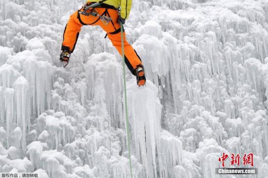 资料图：捷克利贝雷茨市一座庭院里的人造冰墙上，民众正在挑战冰上攀岩。