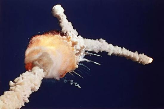 1986年，“挑战者号”航天飞机在升空后爆炸。