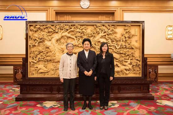 2017年12月8日，时任国务院副总理刘延东会见南仁东夫人郭家珍（左一）