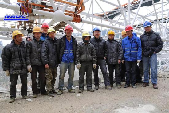 2015年，南仁东与现场施工人员合影
