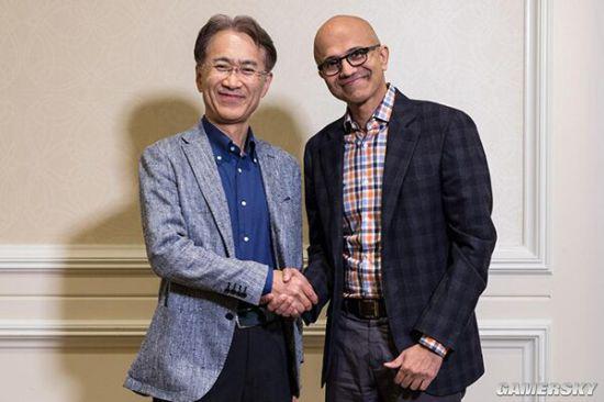 索尼CEO吉田宪一郎（左）与微软CEO Satya Nadella（右）