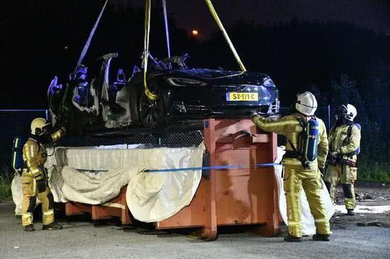 比利时系两月来第四起自燃事故 一辆特斯拉充电时起火 
