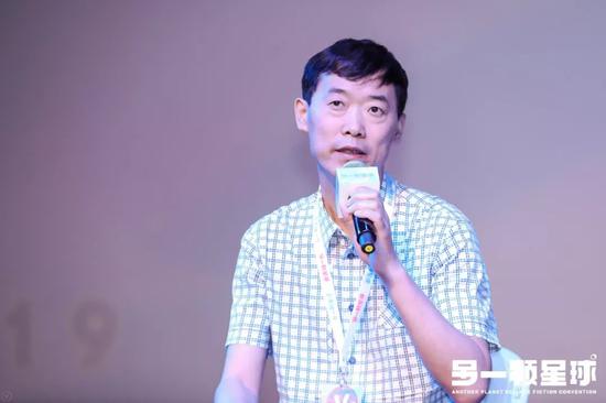 2001年開始,姚海軍就一直擔任劉慈欣的責任編輯。來源:被訪者