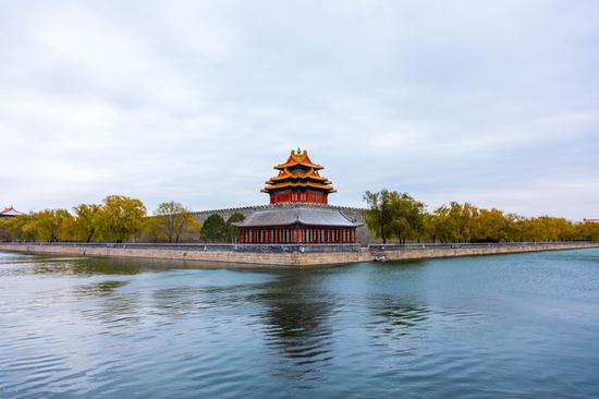 对称式构图拍摄建筑物