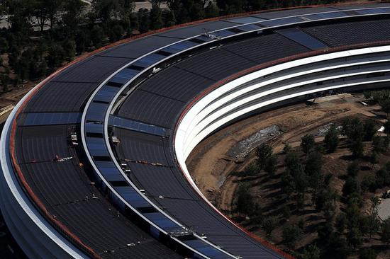 ▲ Apple Park 楼顶的太阳能电力装置