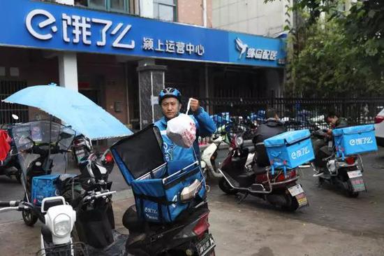 互联网墙人:找墙半小时、墙半小时,一天赚1000元 安徽颍上的外卖骑手。刘飞越 摄