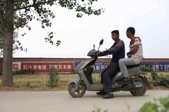 互联网墙人:找墙半小时、墙半小时,一天赚1000元 刘飞越 摄