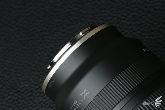 腾龙17-28mm f/2.8 Di III RXD尾部的“辉耀金”装饰圈