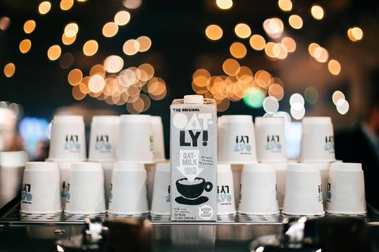  ▲ 被咖啡师捧红的燕麦奶 Oatly 是当下最热的替代性饮品，图片来自 Coffee ‘n Clothes