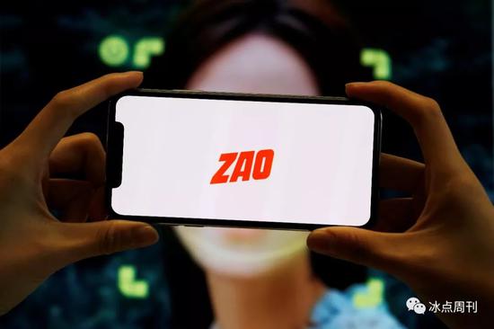 一夜之间火爆中国互联网的换脸软件ZAO遭到广泛质疑，9月1日该软件微信分享链接已停止访问。视觉中国供图