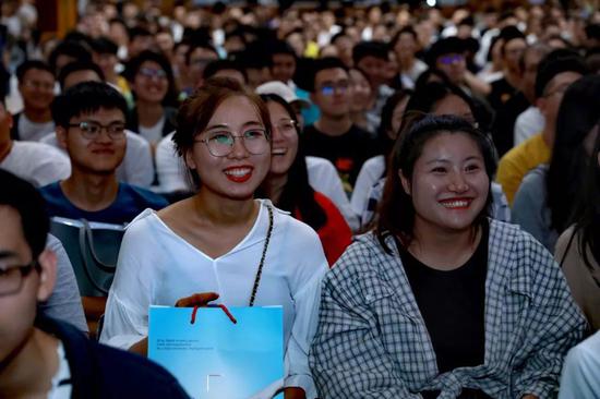 华为高管彭博哈工大演讲:暴风雨让华为的根扎