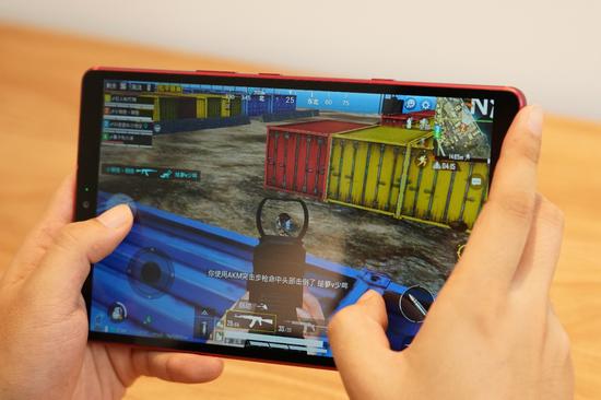 我们首先用华为平板m6高能版体验的是最近大热的吃鸡游戏《和平精英》