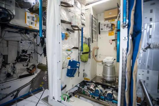 国际空间站上的厕所。（图片来源：NASA）