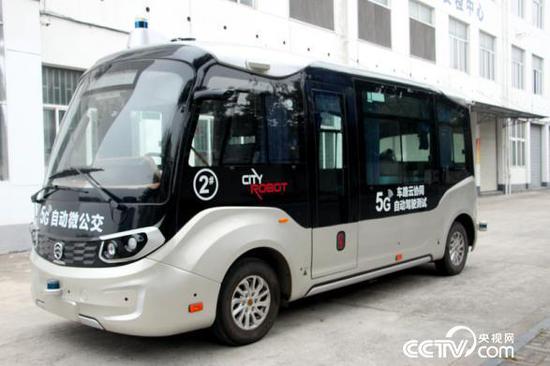 第六届世界互联网大会推出的智慧化体验项目——5G自动微公交(王甲铸 摄)