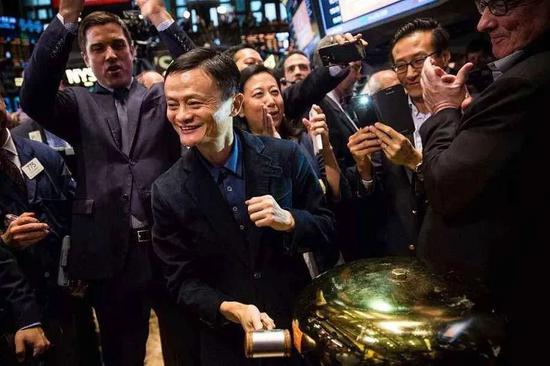 2014年9月，阿里在纽约证券交易所挂牌上市，马云敲钟庆祝。