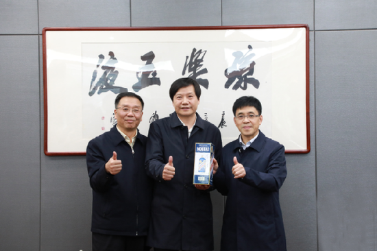 向雷军赠送茅台酒