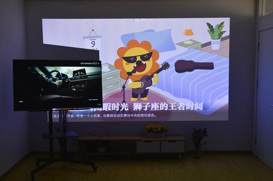 55英寸电视看起来也非常渺小