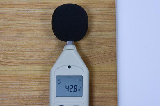  机身两侧的噪音