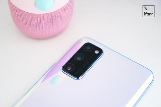 ▲ 荣耀 V30 是一款 3000 元档的 5G 手机