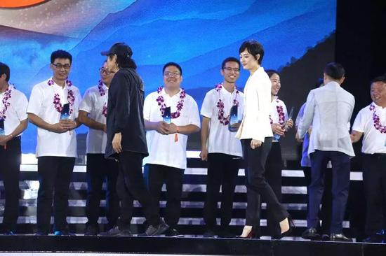 马云等人给乡村教师颁奖,图片:虎嗅