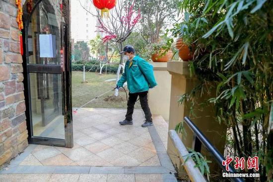 资料图：武汉市小区物业正在消毒 中新社记者 张畅 摄