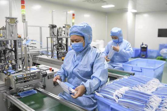 3m口罩:“一罩难求” 口罩巨头3M的中国往事 图片为重庆一家口罩生产工厂,来源:新华网