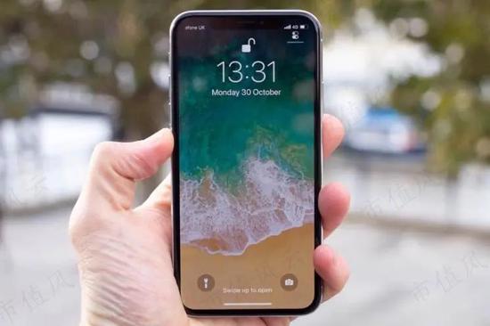 (起售价接近1000美元的iPhone X)