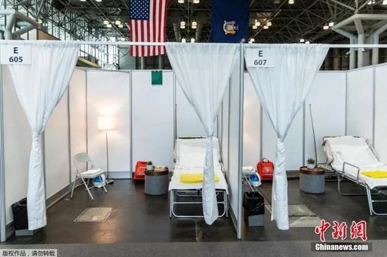 当地时间3月27日，美国纽约曼哈顿的贾维茨会议中心临时搭建的临时医疗点，即将为新冠肺炎患者服务。