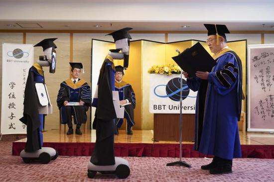 日本一大学举行云毕业典礼：机器人替身领毕业证(图)