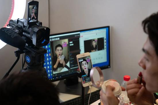 为什么半个互联网都在玩直播带货? 为什么半个互联网都在直播带货?
