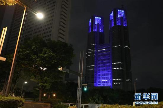 ▲5月5日，日本东京都厅大楼点亮蓝色灯光，向医护人员致敬。新华社记者 杜潇逸 摄