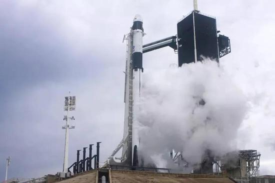  SpaceX的“乘员龙”飞船和猎鹰9号火箭在发射场 
