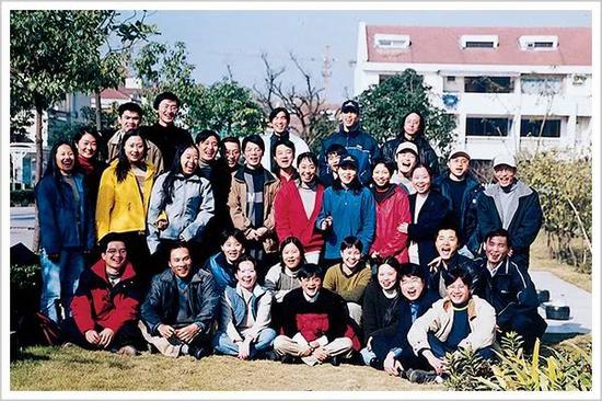 ▲1999年，公司创业团队在湖畔花园合影