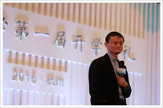 ▲2015年3月27日，湖畔大学第一届开学典礼